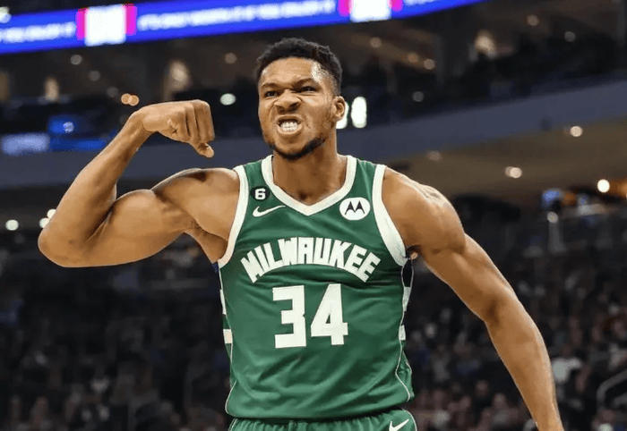 转折点密尔沃基雄鹿调整名单；欧冠转会期攻防权衡；赛场秩序良好；年轻球员得到机会的简单介绍